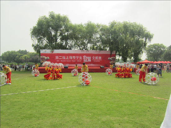胡桥学校“飞扬的滚灯”参加第二届上海市学生龙文化全能赛展演