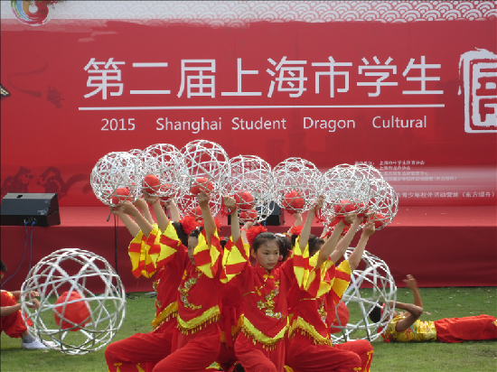 胡桥学校“飞扬的滚灯”参加第二届上海市学生龙文化全能赛展演